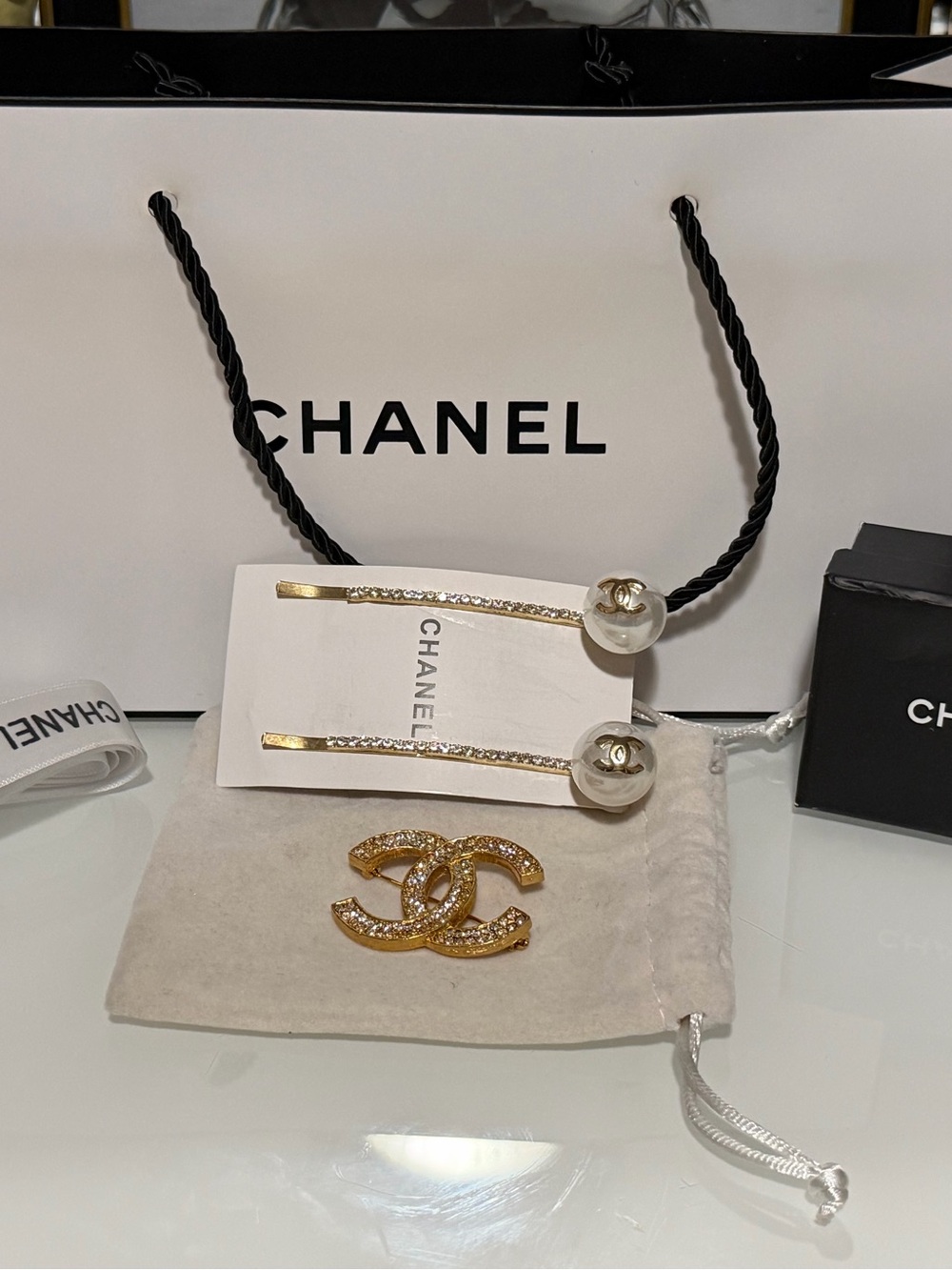 Authentic CHANEL CC gold plated Brooch with free Faux Pearl Hair Pins and COA💛 - Picture 9 of 12